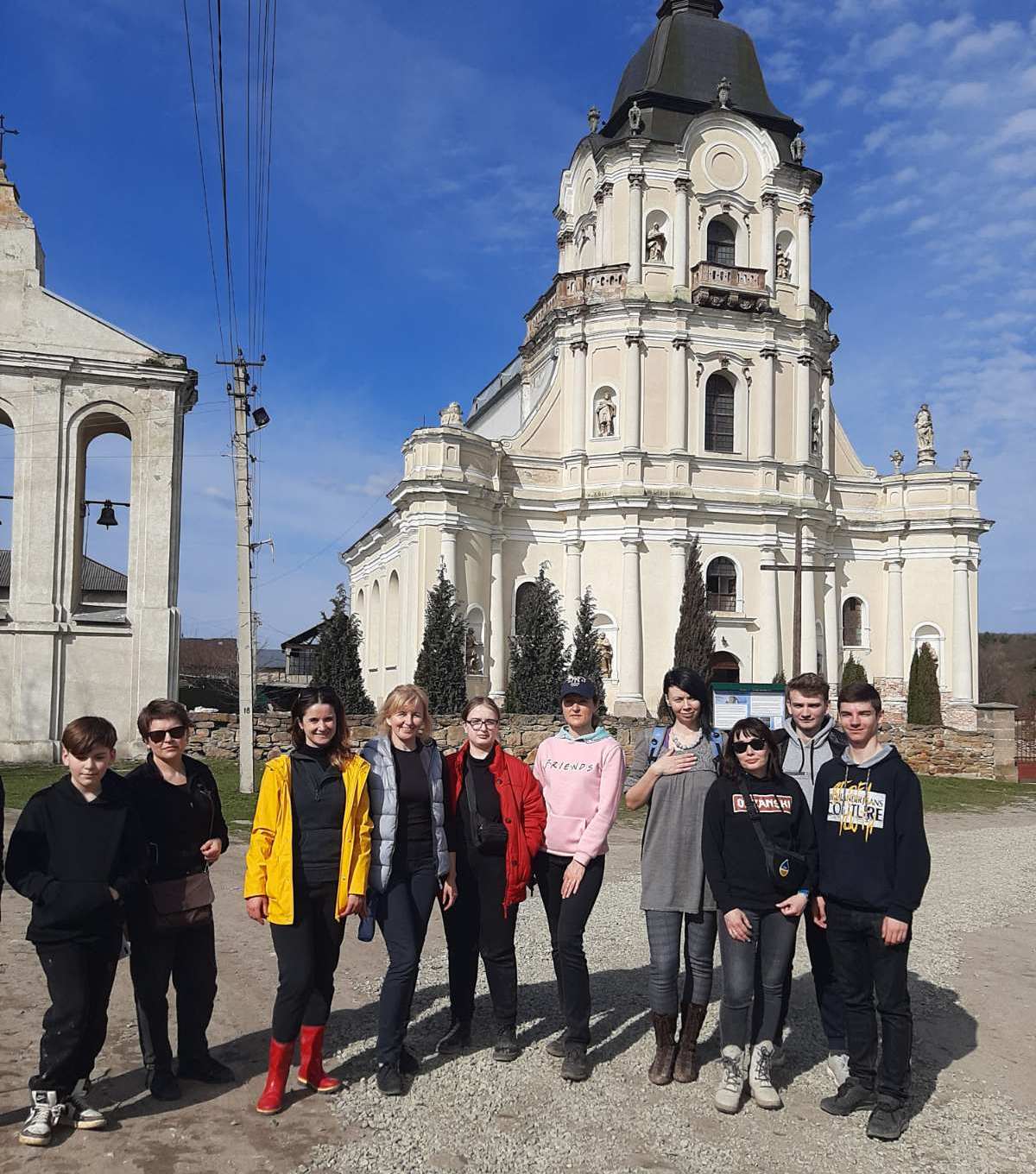 Христина Щербіна (Вояж.UA) проводить бонусну екскурсію у костелі та палаці в Микулинцях